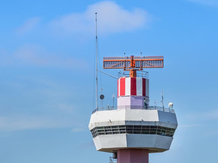 Guardiani del cielo: la vita e le sfide del controllore di traffico aereo