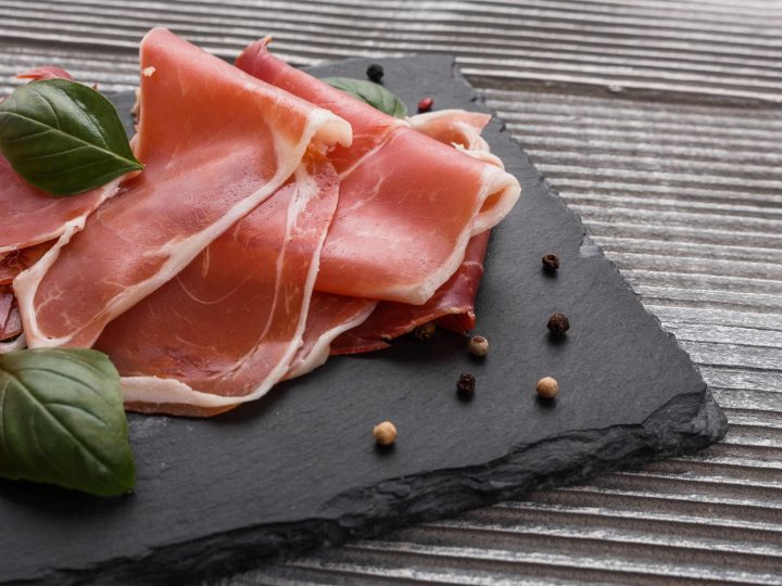 Il prosciutto crudo fa ingrassare? Sveliamo i miti e le realtà dietro questo salume adorato