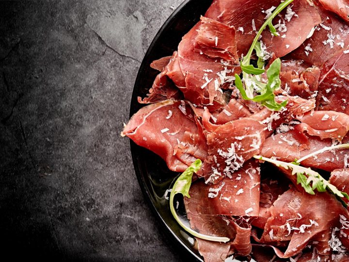 La bresaola fa ingrassare? Sveliamo i miti e le verità sulla carne magra preferita dagli italiani