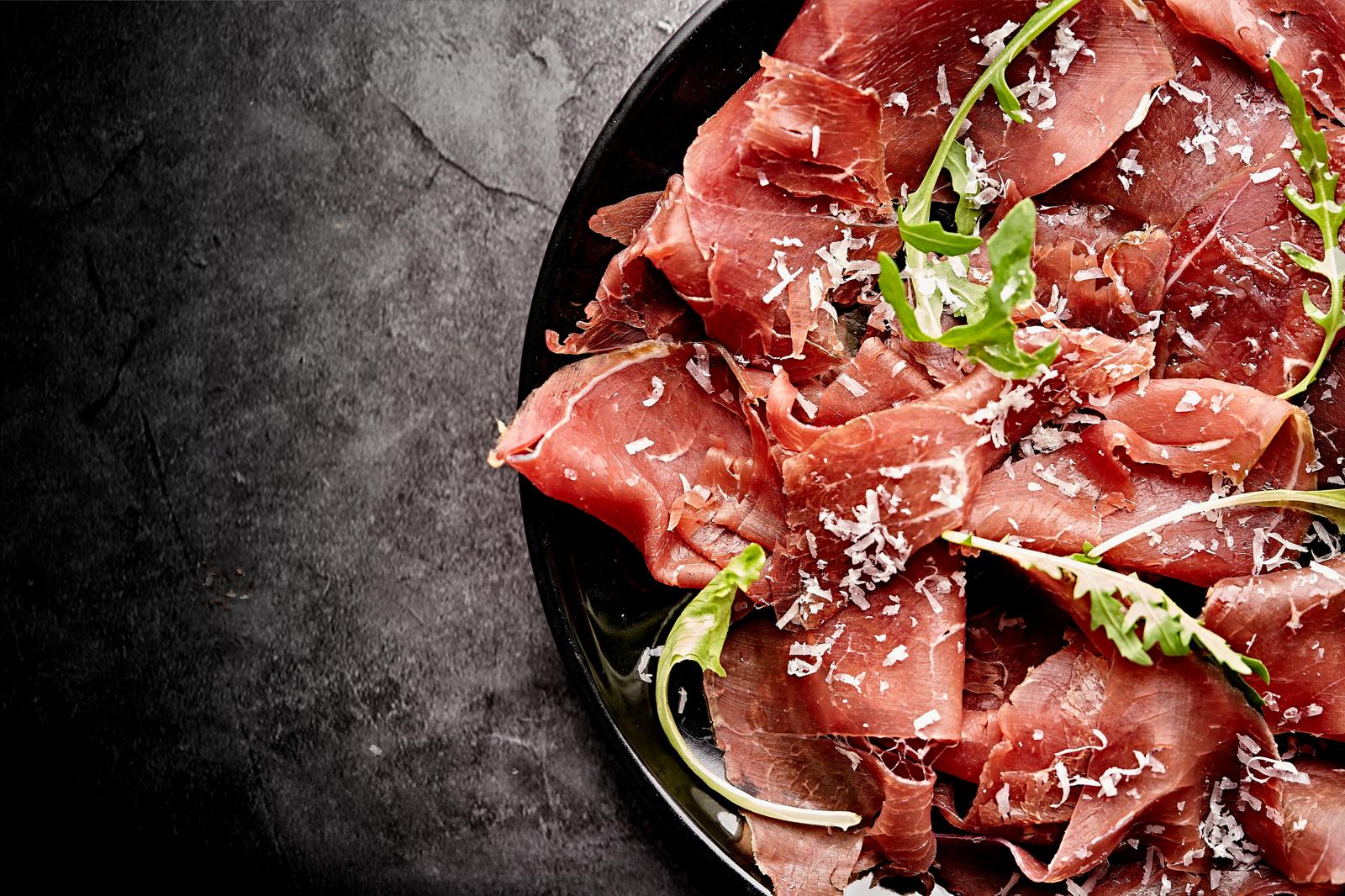 La bresaola fa ingrassare? Sveliamo i miti e le verità sulla carne magra preferita dagli italiani